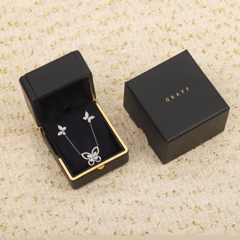 G*u*i necklaces
